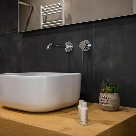 Luxury Jacuzzi Atena Apartment